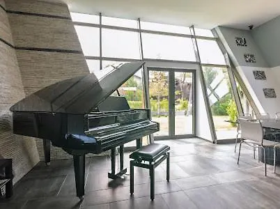 9 April Village Sea & Апартаменты *